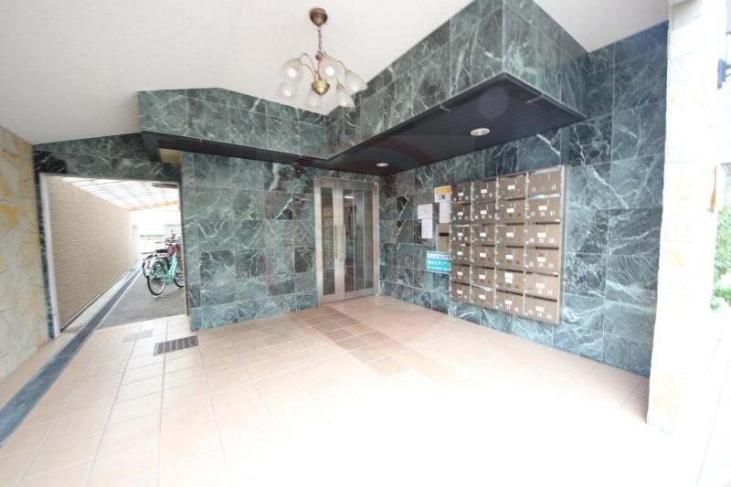 物件外観写真2　(落ち着いたエントランスです)