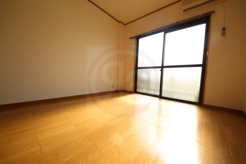 物件内観写真13　(個人の部屋や寝室として使える洋室です)