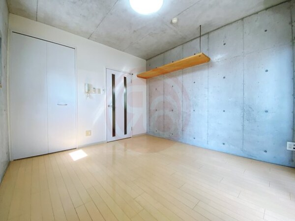 居室(こちらの居間で趣味の時間をお楽しみください)