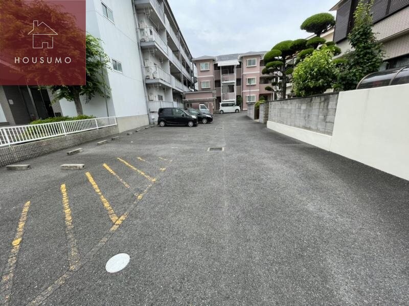 物件外観写真2　(駐車場に車を止められます)