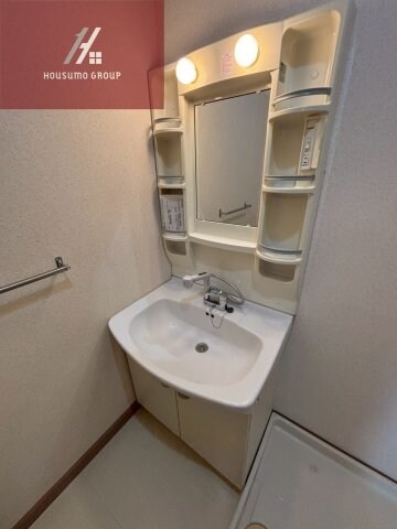 物件内観写真17　(朝の支度にも助かる、独立の洗髪洗面化粧台)