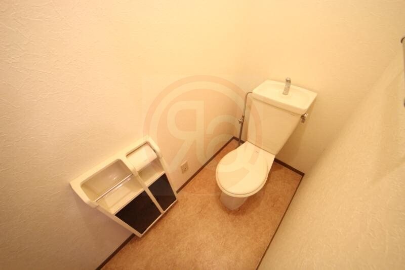 物件内観写真10　(落ち着いた色調のトイレです)