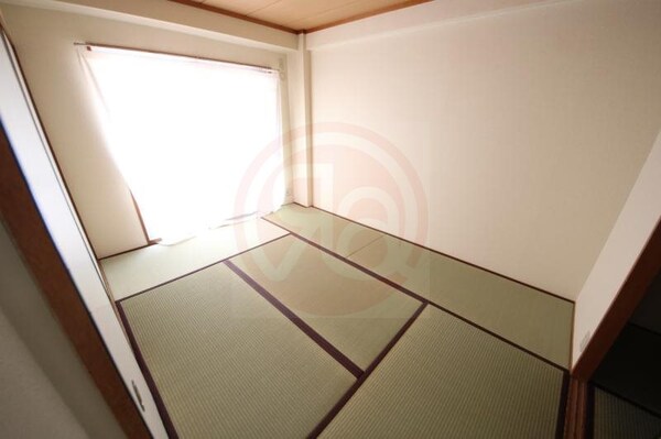 寝室(落ち着いて過ごせるお部屋なので、寝室にいかがでしょうか)