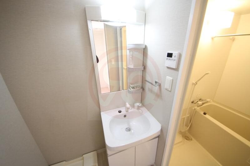 物件内観写真9　(朝の身支度には欠かせない独立洗面化粧台)