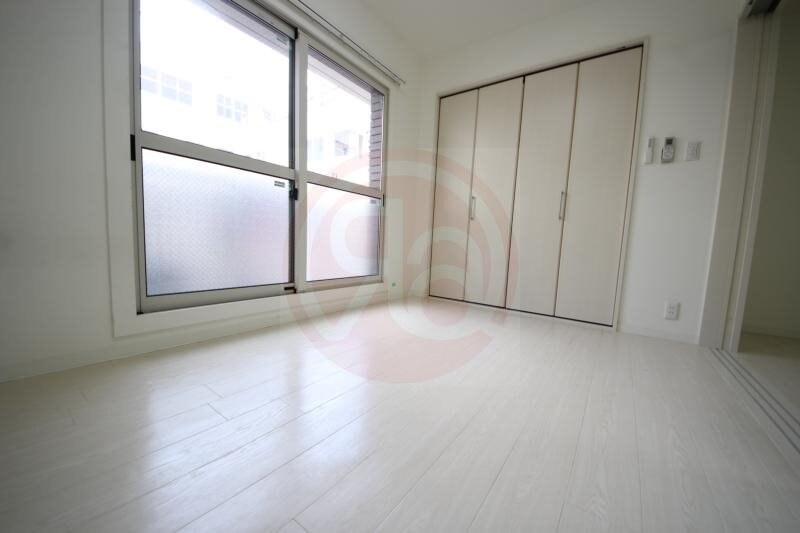 物件内観写真10　(広くて明るい寝室)