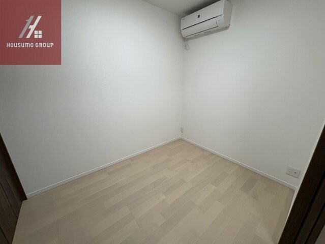 物件内観写真7　(落ち着いた色調の寝室です)