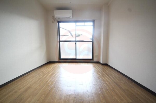 居室(こちらの居間で趣味の時間をお楽しみください)