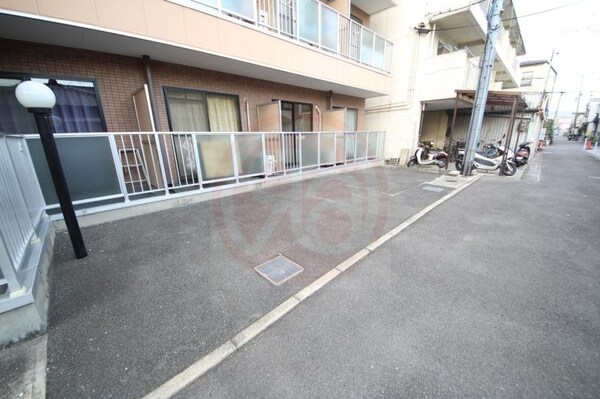 駐車場(駐車場があるので、車を買う予定の方も安心です)