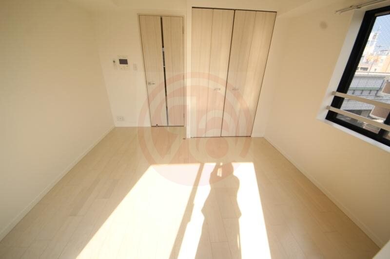 物件内観写真13　(広くて明るい寝室)