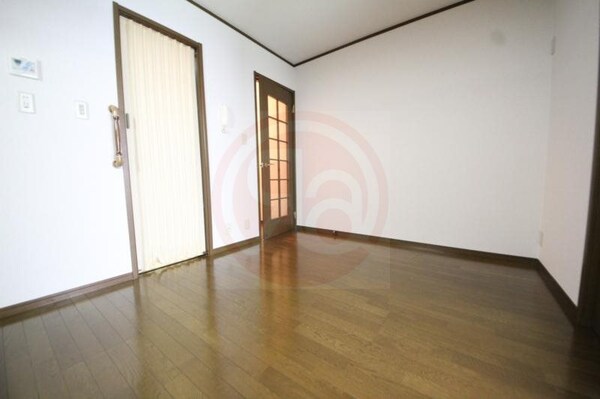 居室(こちらの居間で趣味の時間をお楽しみください)