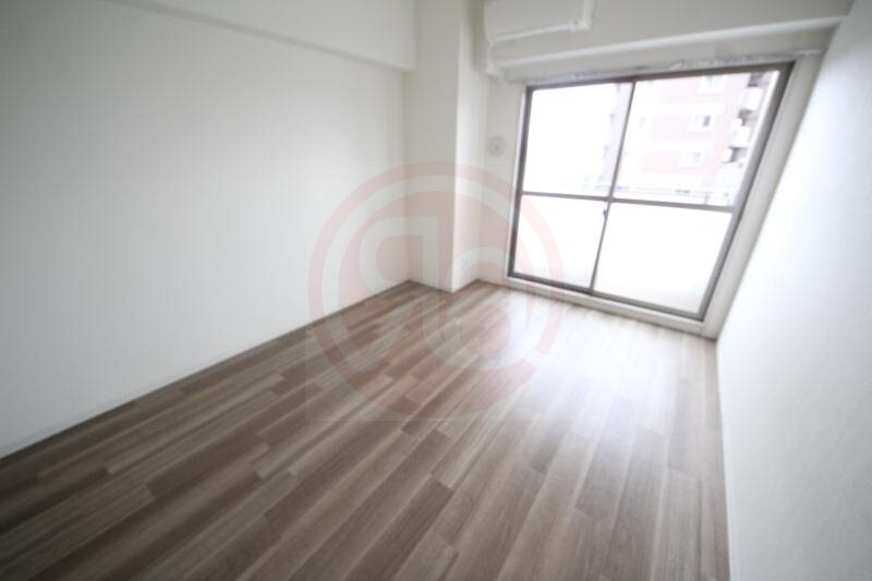 物件内観写真12　(開放的な寝室です)