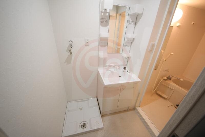 物件内観写真18　(広い洗面スペース)