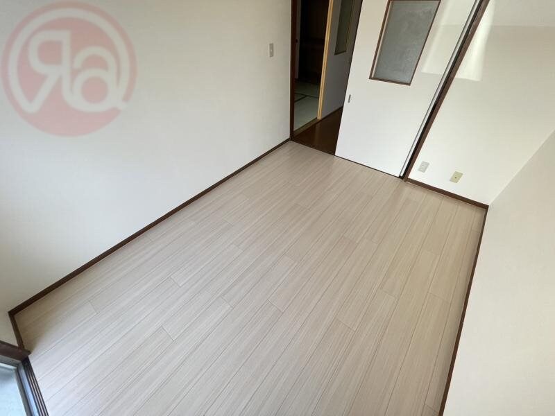 物件内観写真27　(開放的な寝室です)