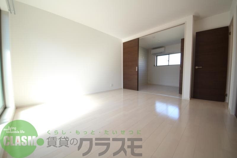 物件内観写真5　(こちらのリビングで趣味の時間をお楽しみください)