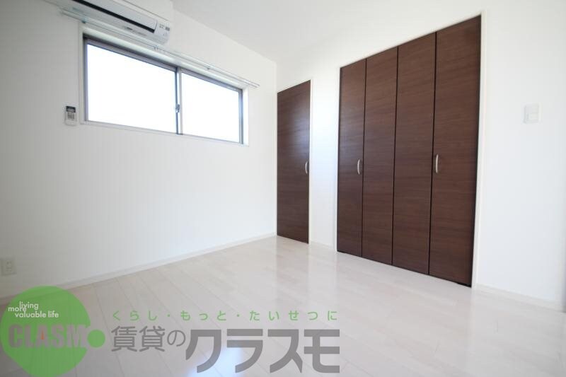 物件内観写真8　(落ち着いた色調の寝室です)