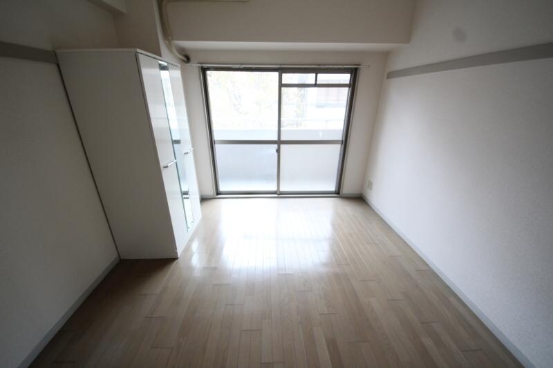 物件内観写真15　(こちらのリビングで趣味の時間をお楽しみください)