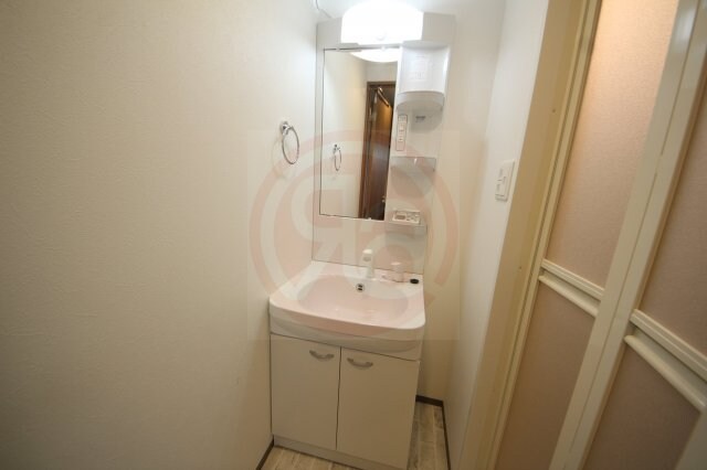 物件内観写真20　(朝の身支度には欠かせない独立洗面化粧台)