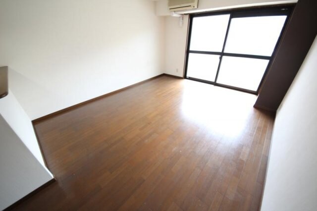 物件内観写真5　(こちらの居間で趣味の時間をお楽しみください)