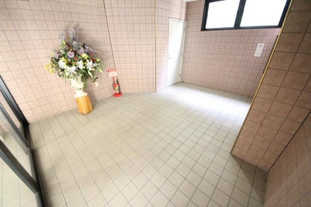 物件外観写真3　(清潔なロビーです)