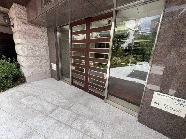 物件外観写真2　(かっこいいエントランスです)