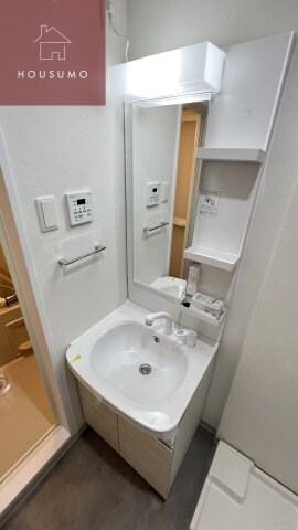 物件内観写真18　(朝の支度にも助かる、独立の洗髪洗面化粧台)