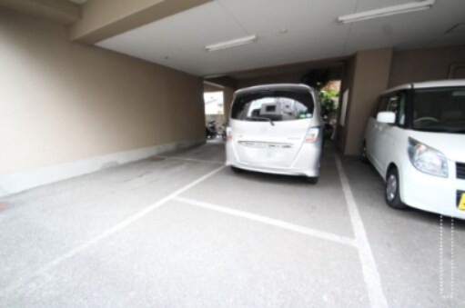 物件外観写真2　(駐車場があるので、車を買う予定の方も安心です)