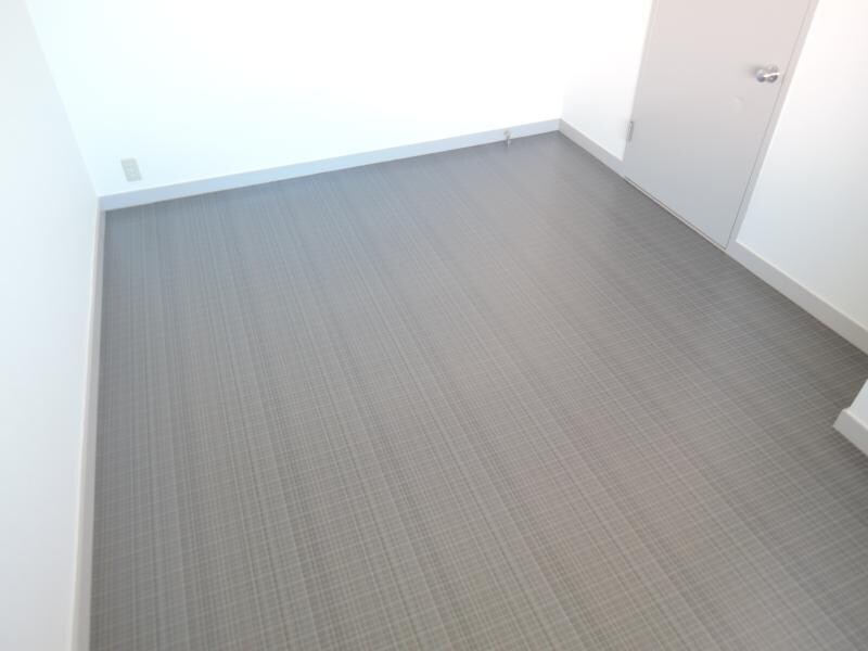 物件内観写真11　(落ち着いた色調の洋室です)