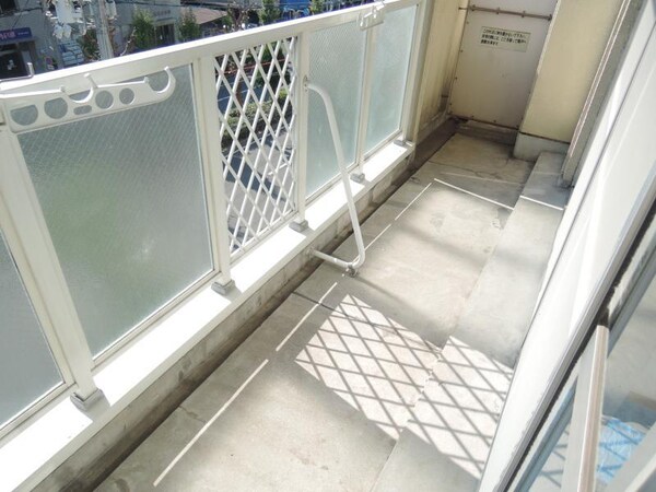 バルコニー(暖かな日差しのふりそそぐバルコニー)