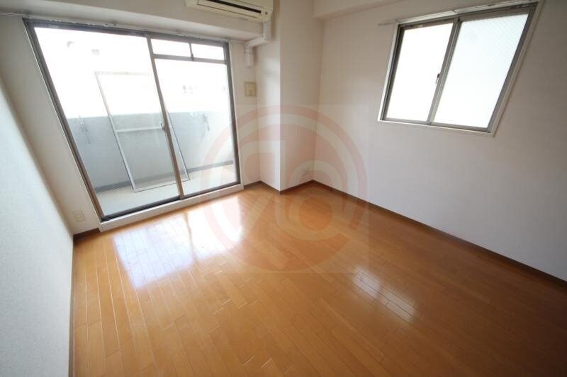 物件内観写真12　(開放的な寝室です)