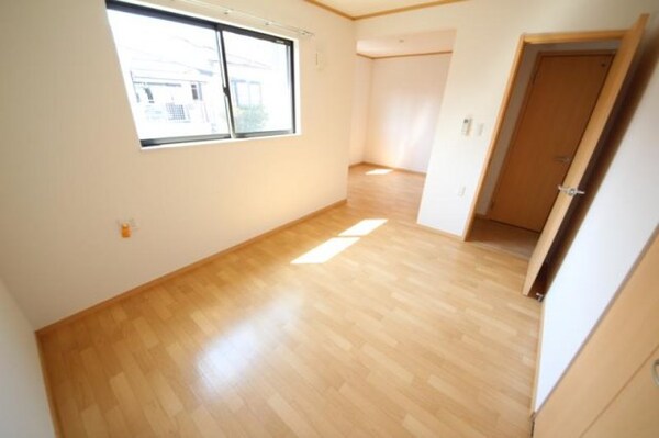 寝室(落ち着いて過ごせるお部屋なので、寝室にいかがでしょうか)