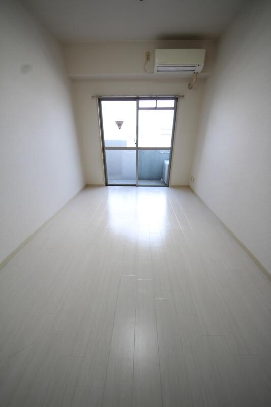 物件内観写真24　(落ち着いた色調の寝室です)