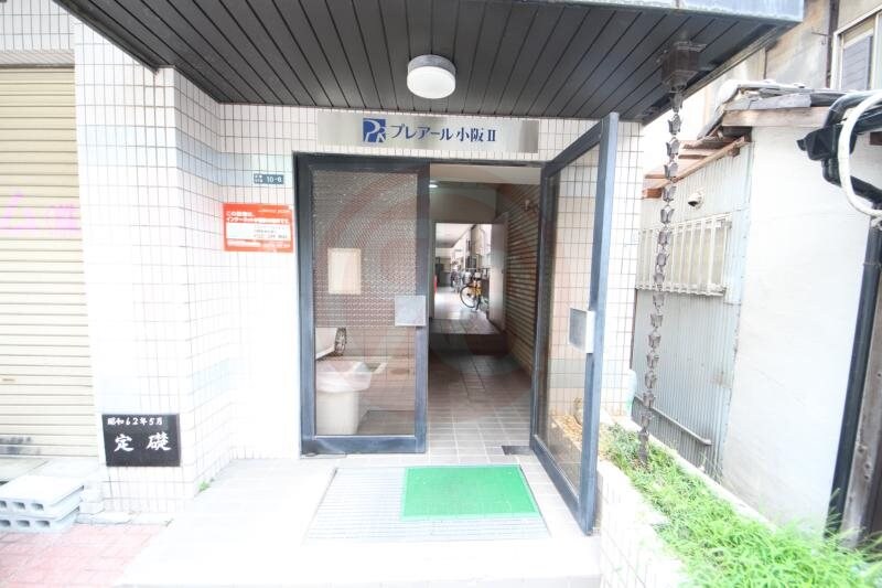 物件外観写真2　(清潔なエントランスです)