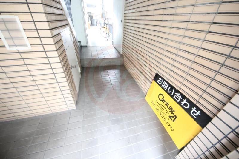 物件外観写真3　(落ち着いたロビーです)