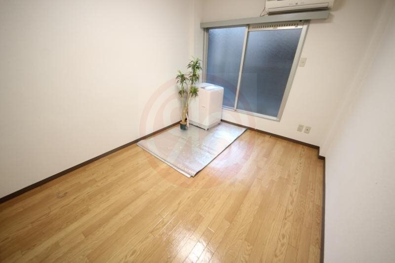 物件内観写真11　(広くて明るい寝室)