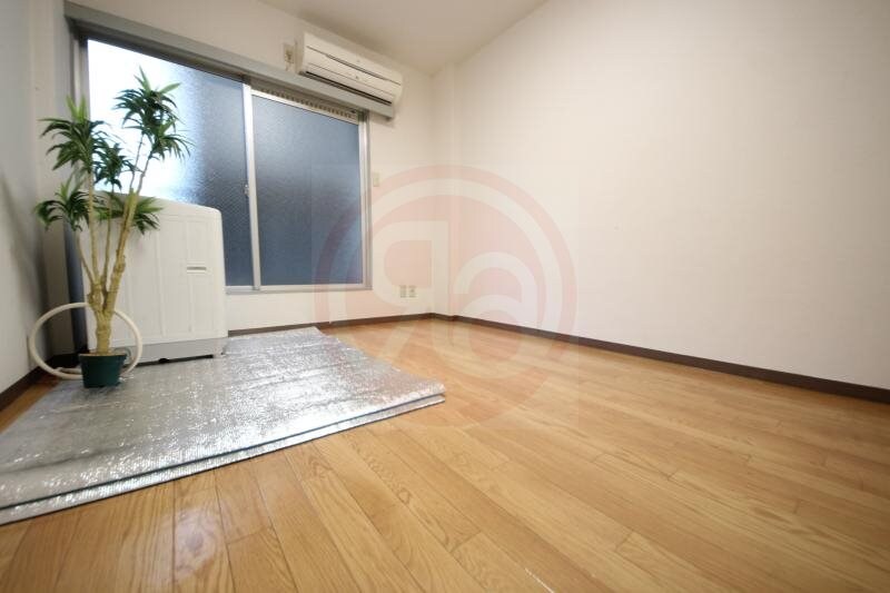 物件内観写真12　(個人の部屋や寝室として使える洋室です)