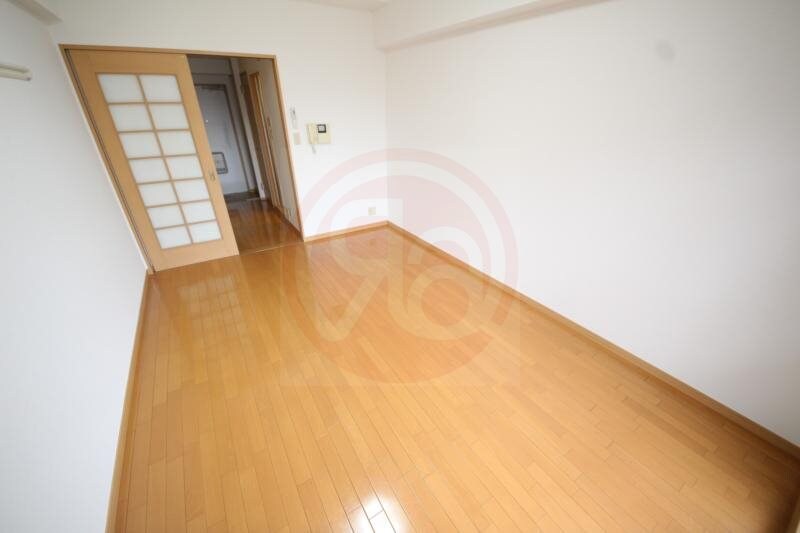 物件内観写真19　(落ち着いた色調の寝室です)