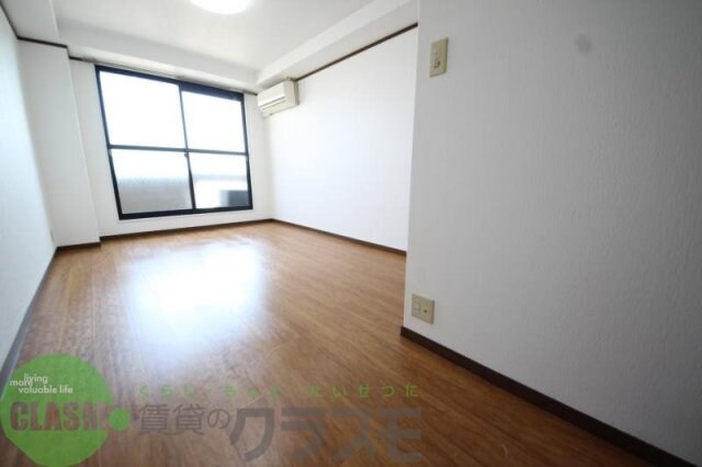 物件内観写真8　(使い勝手のいい寝室です)