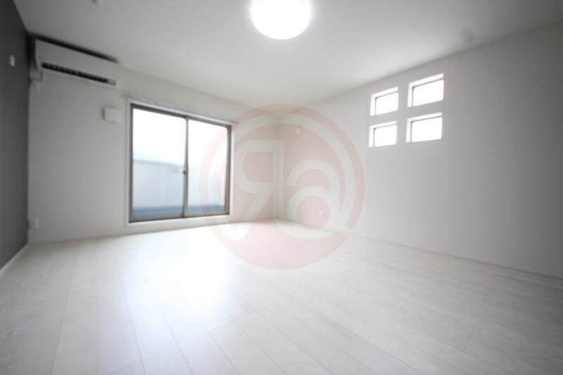 物件内観写真12　(開放的な寝室です)