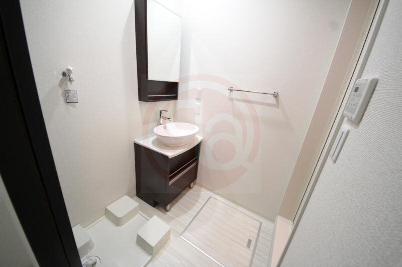 物件内観写真18　(広い洗面スペース)