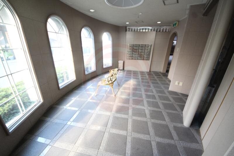 物件外観写真2　(ゆとりのあるエントランスです)