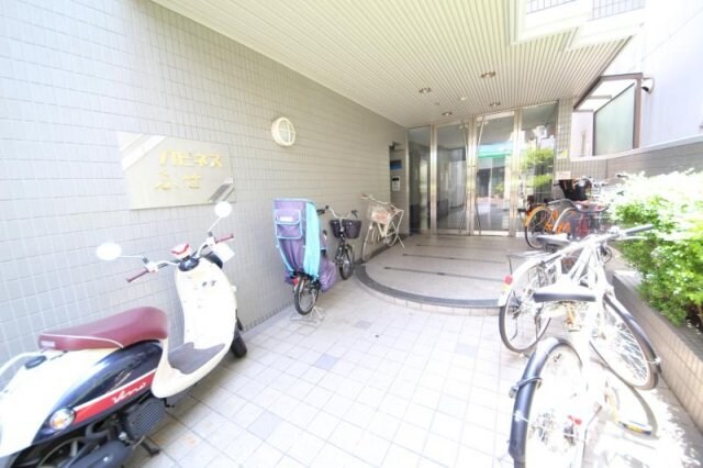 物件外観写真2　(清潔なエントランスです)