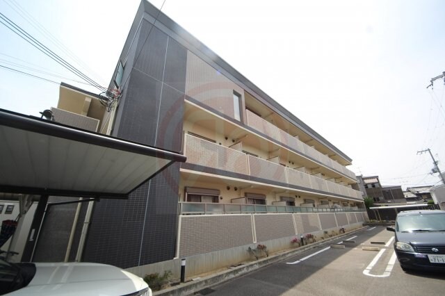 物件外観写真1　(外観は落ち着いています)