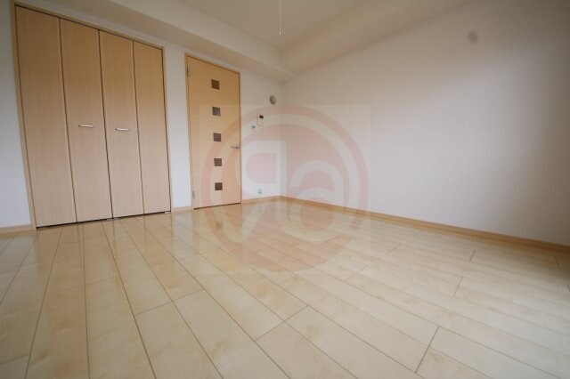 物件内観写真12　(広くて明るい寝室)