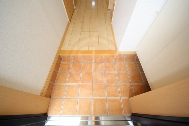 物件内観写真16　(シンプルで使いやすい玄関です)