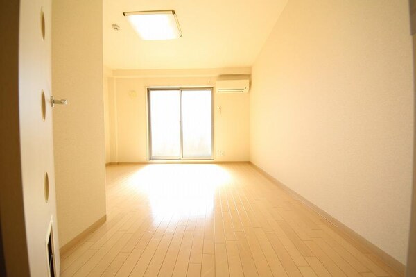 寝室(広くて明るい寝室)