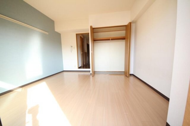 物件内観写真8　(広くて明るい寝室)