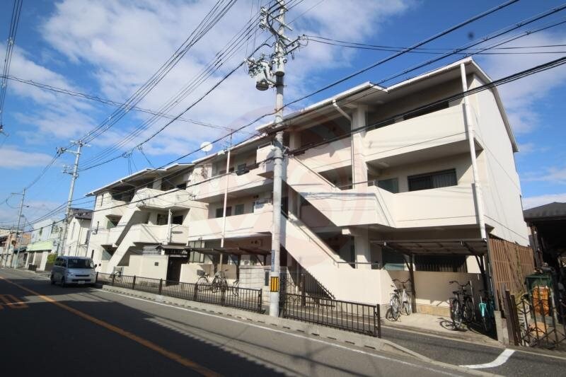 物件外観写真1　(外観は落ち着いています)