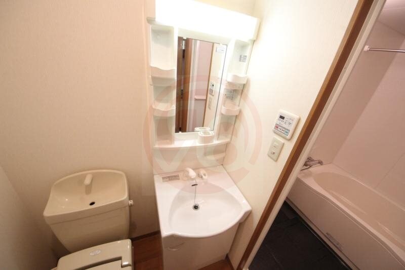 物件内観写真19　(独立洗面台、小物を置くことができて便利です)