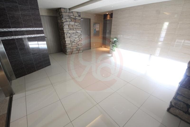 物件外観写真3　(落ち着いたロビーです)