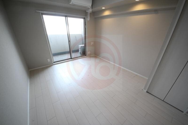 物件内観写真12　(開放的な寝室です)